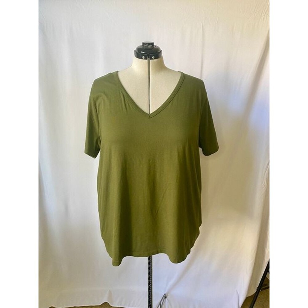 Ava & Viv olive green v-neck shirt. Size 2x